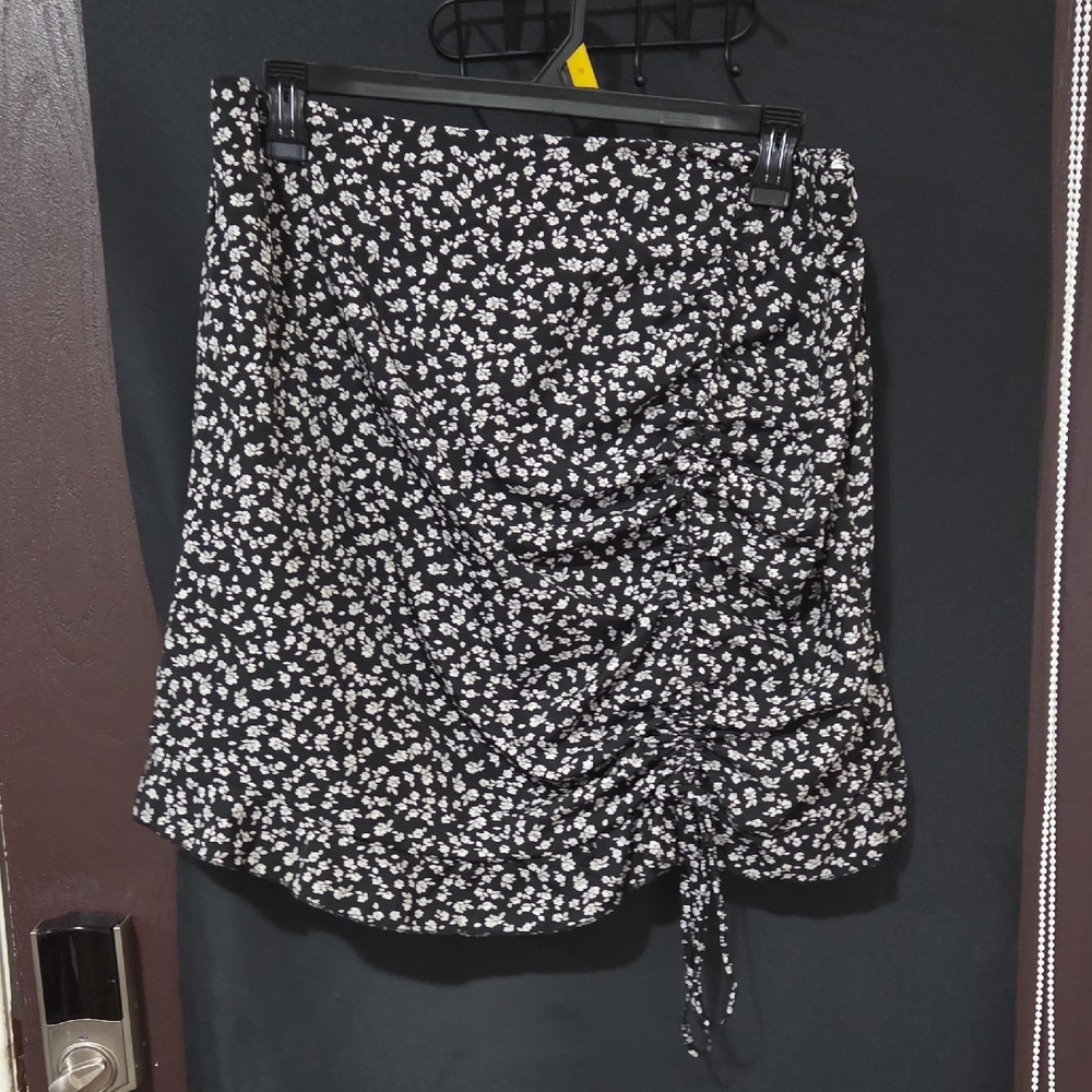 SHEIN Black and White Floral Mini Skirt